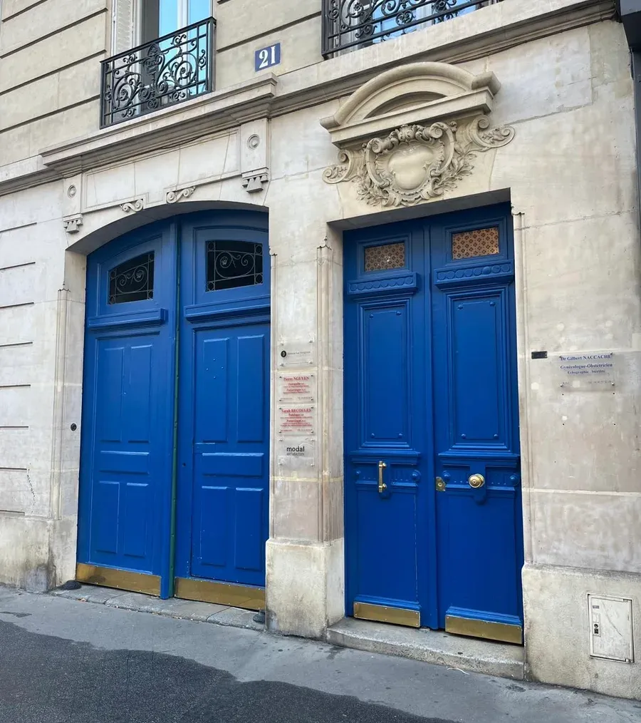 Façade du 21 rue Trousseau : la grande porte cochère bleue et, à sa droite, la petite porte bleue d'entrée